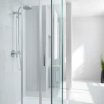 Erleben Sie die elegante duschkabine 100x100 pendeltür im modernen Badezimmer.