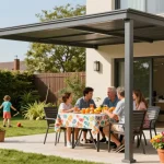 Familie genießt ihre Zeit mit Terrassenüberdachungen im Garten.